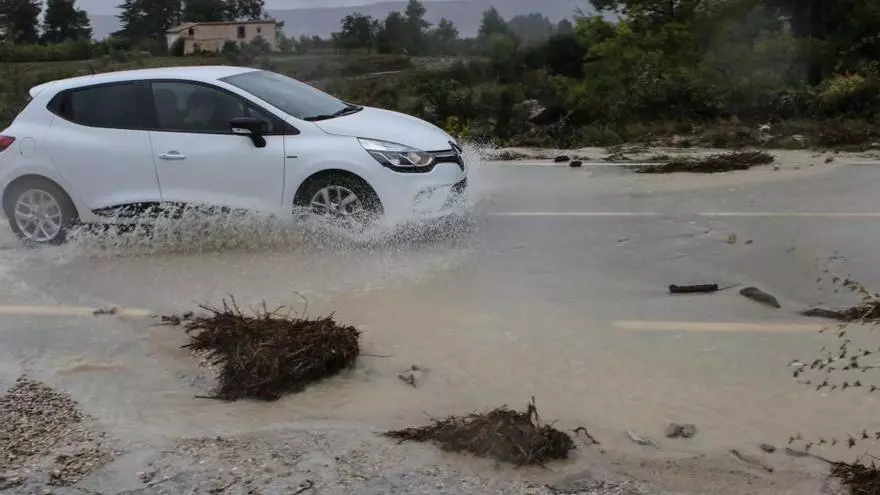 Carreteras secundarias cortadas y graves destrozos en caminos rurales del Comtat