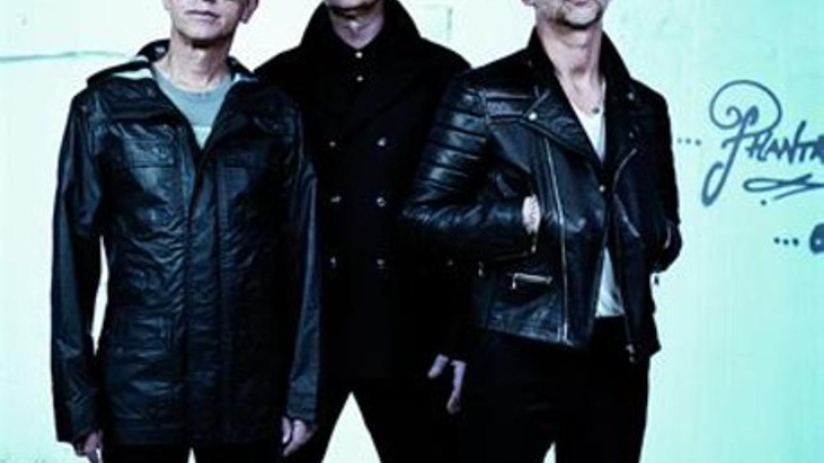 El trío británico Depeche Mode, en una foto de estudio.