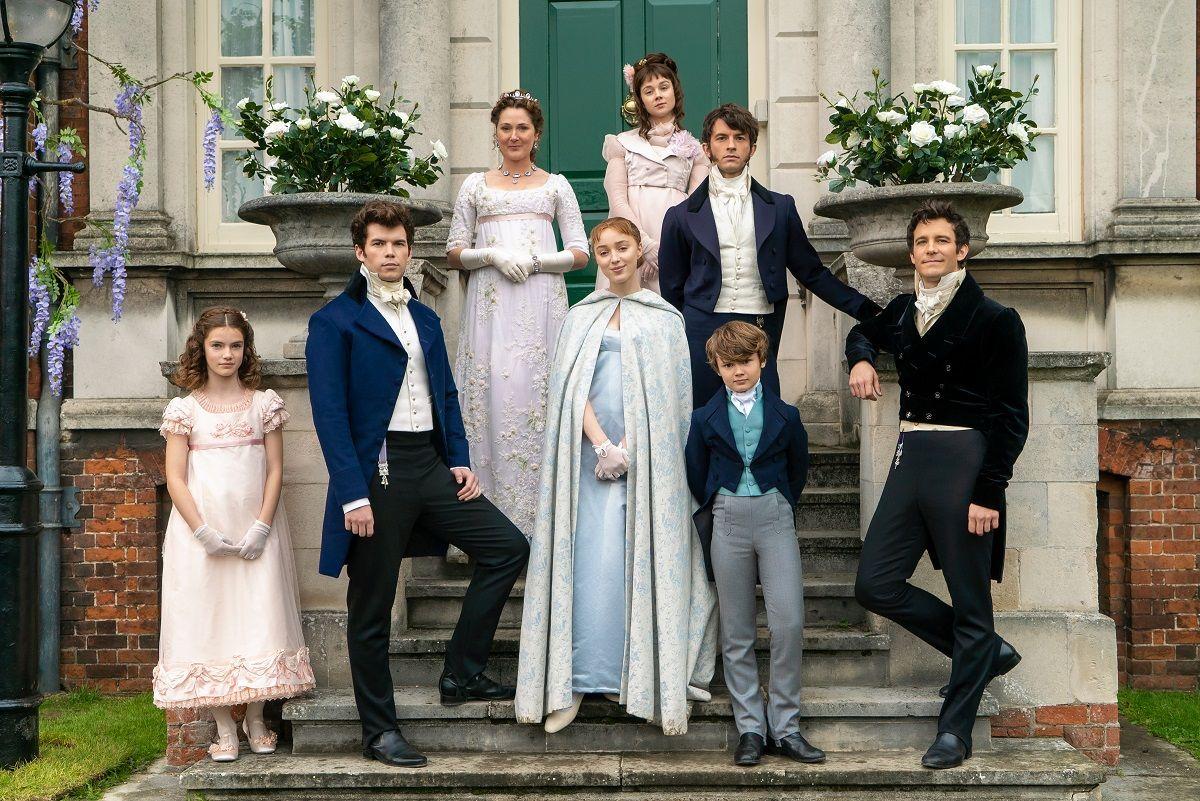 Fotograma de la serie 'Los Bridgerton' con la familia al completo