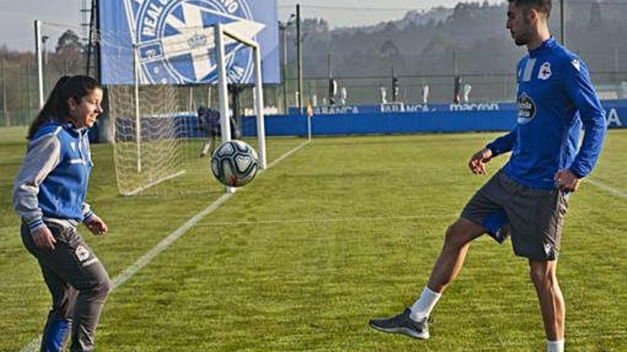 Peke y Sabin pelotean sobre el césped de la ciudad deportiva.