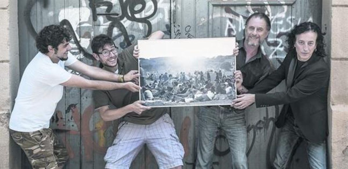 D’esquerra a dreta, Alguer Miquel i Marcel Làzara (Txarango), i Carles Vidali Joan Fortuny (Elèctrica Dharma), amb una foto de Canet 78 de Carlos Bosch.