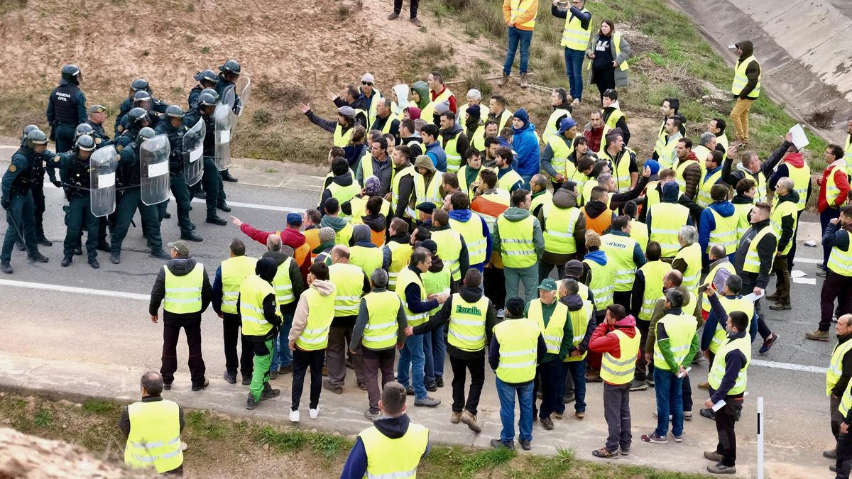 Agricultors de la Rioja han estat desallotjats a l'autovia A 12 per la Guàrdia Civil.