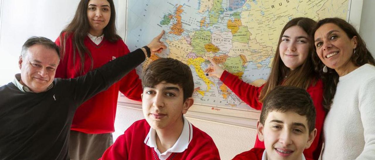 Por la izquierda, el docente Nacho Vilas, Elsa Gómez, Álvaro Viturro, Carlota Fernández, Carlos Franco y la profesora Susana Fonalleras ante un mapa político de Europa. | María Fuentes