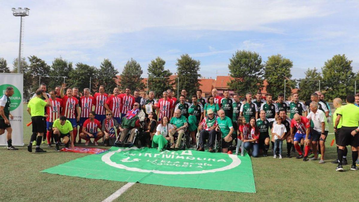 Foto general del patido benefico del tercer congreso en Badajoz.