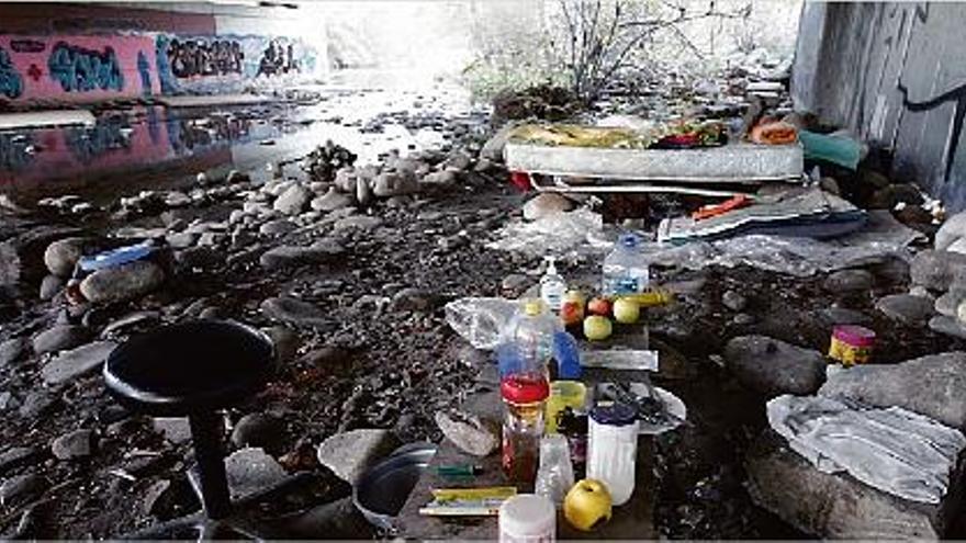 &quot;sense sostre&quot; als ponts del riu ter.Al costat del pont de l&#039;avinguda de França hi ha un campament amb dues barraques on viuen quatre persones.Just a sota del pont de la Barca hi viu una persona, entre cartrons.
Hi ha cinc persones que viuen sota el pont de Fontajau.