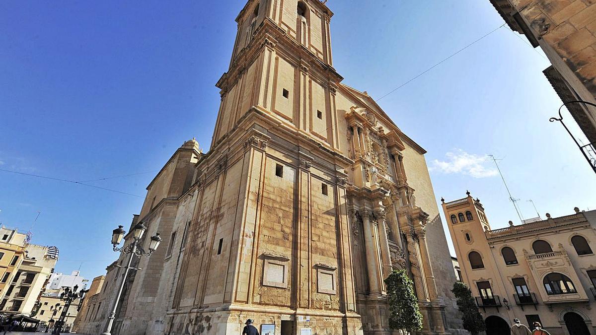 El interior de la Concatedral de San Nicolás de Alicante, en una misa oficiada por el obispo.  | JOSE NAVARRO