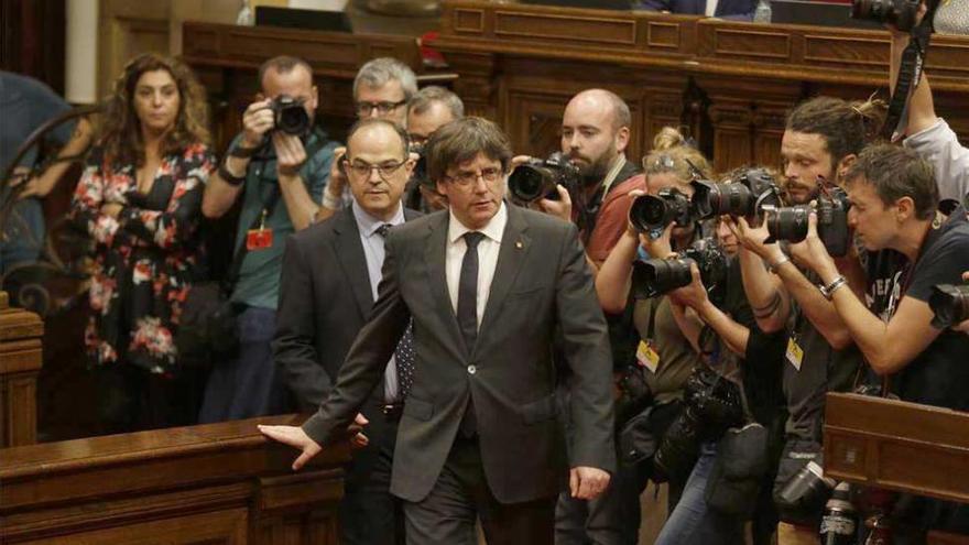 Puigdemont deja la DUI en manos del Parlamento catalán