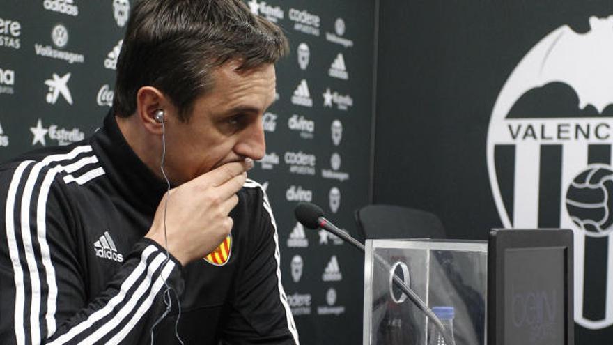 Neville: &quot;Soy sincero, he cometido errores&quot;