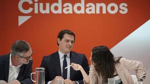 Albert Rivera, entre José Manuel Villegas e Inés Arrimadas, en una reunión de la ejecutiva.