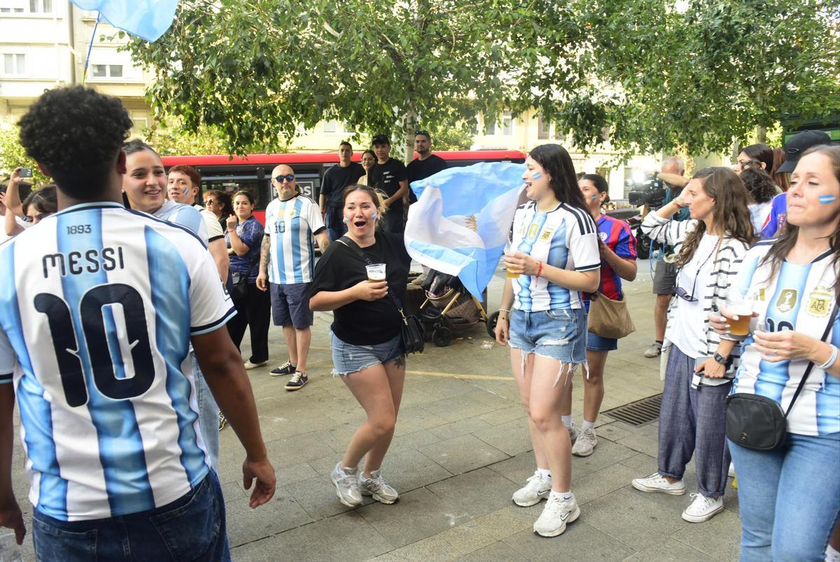 Aficionados argentinos siguen la final del Mundial en A Coruña
