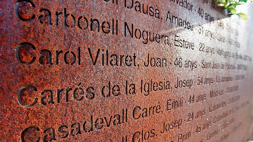 El nom de Josep Carrés de la Iglesia, entre el d&#039;altres afusellats a les tàpies del cementiri de Girona, al Memorial que hi tenen dedicat.