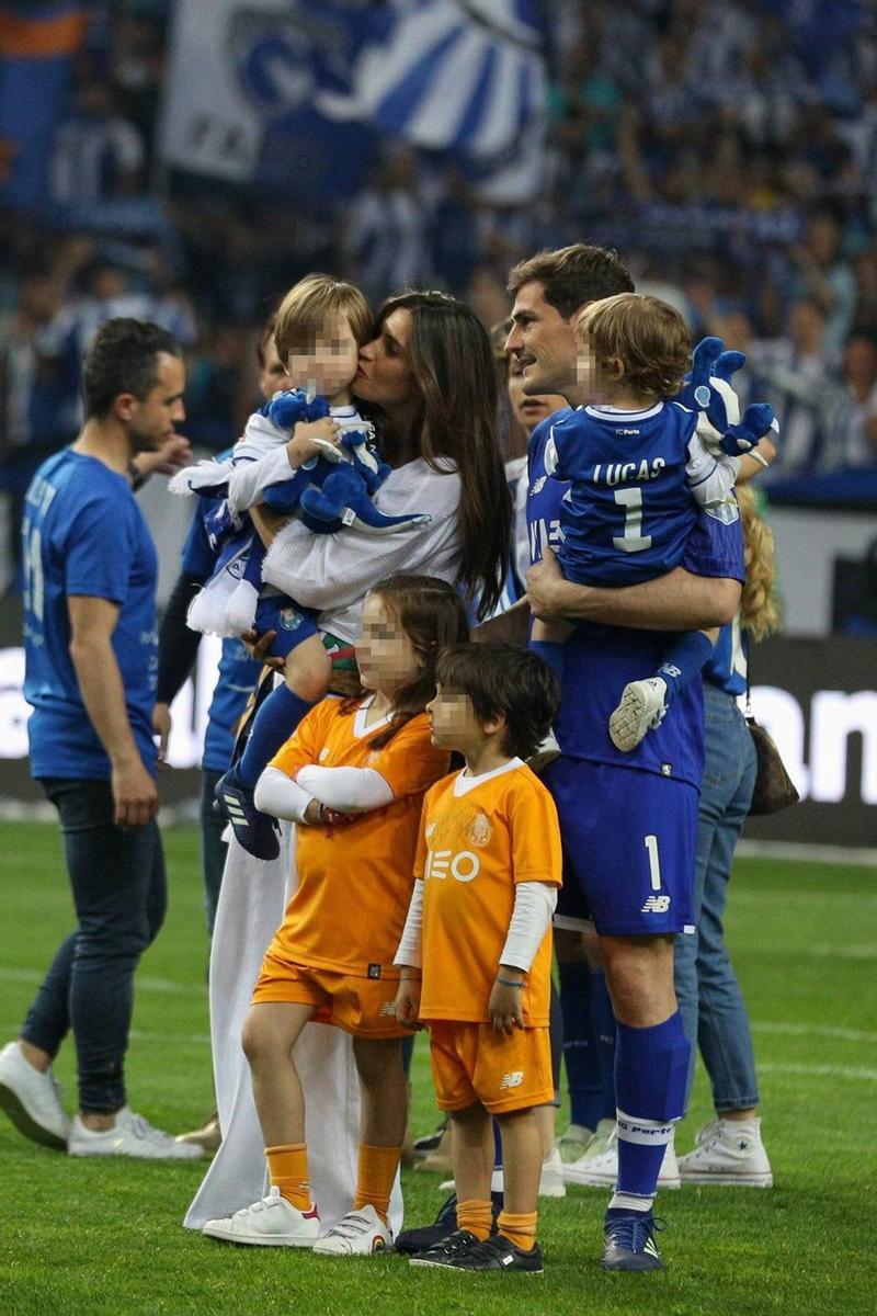 Iker Casillas y Sara Carbonero con sus hijos