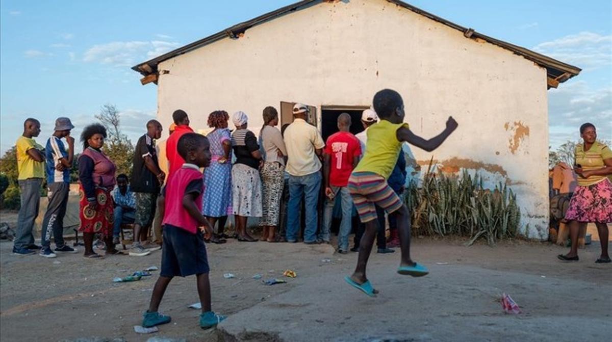 Zimbabue vota en paz sin Mugabe