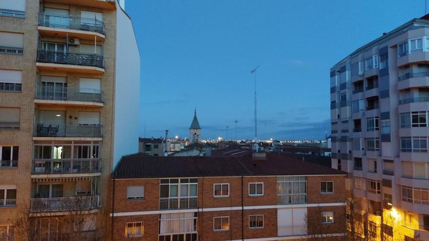 Cielo prácticamente despejado en la capital de buena mañana