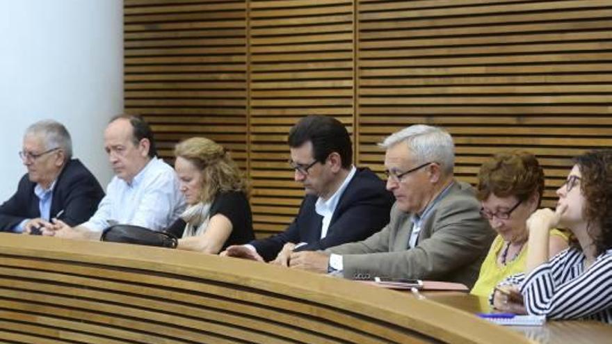 El alcalde de València, Joan Ribó, entre los asistentes al debate de la ley de Turismo en las Corts.