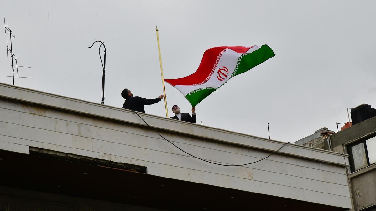 Bandera irani sobre el consulado de Damasco (Siria)