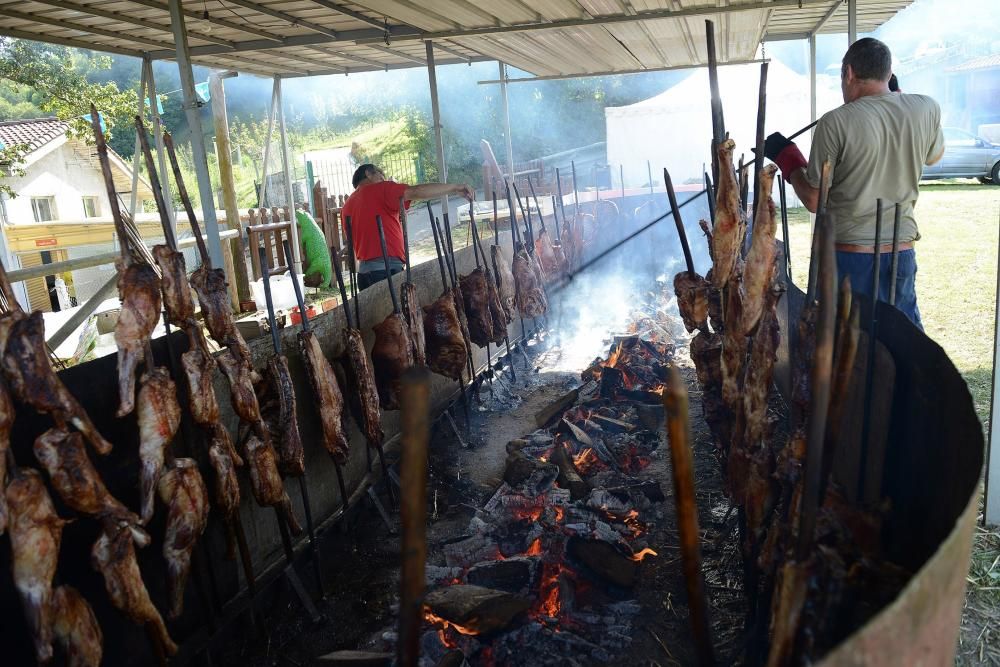 Los asadores de cordero, trabajando en Brañella (San Martín del Rey Aurelio).