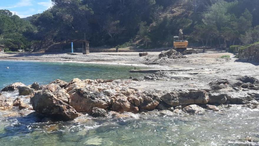 Costas repara el embarcadero de Cala Salada