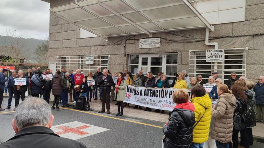 Concentración de ayer ante el centro de salud de Moaña.   | // S.Á.