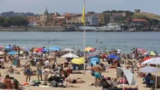 Asturias despide el último domingo de primavera con abanico, vermú y mucho hielo: "Es difícil de aguantar este bochorno"
