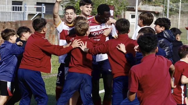 Los jugadores del Gijón Industrial celebran el tanto de Saha que les da la permanencia, el domingo, en Santa Cruz durante el partido ante el Colunga.  | MARCOS LEÓN