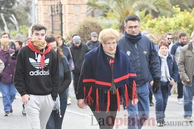 Los romeros acompañan a la Santa pese al frío.