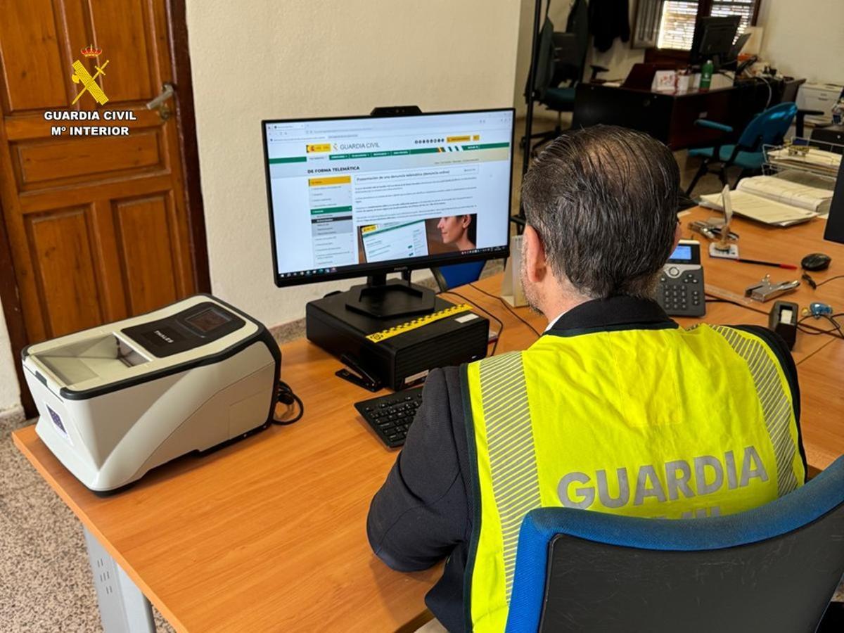 Un agente de la Guardia Civil en San Vicente