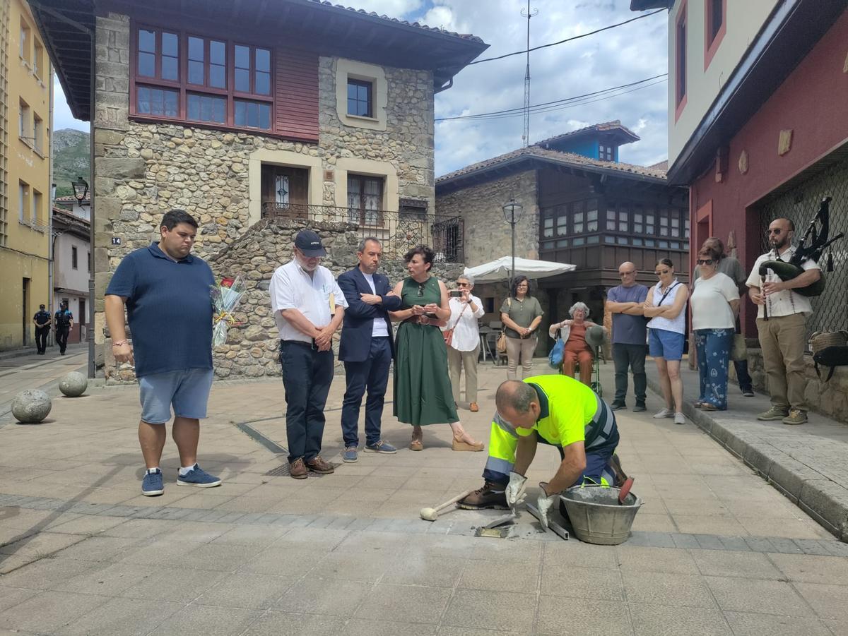 Parres coloca su stolperstein en memoria de Manuel Cueto Pérez
