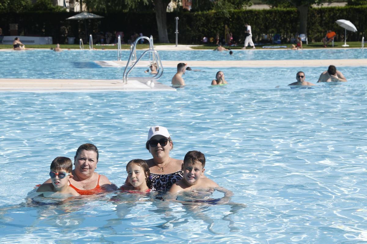 Decenas de cordobeses desafían al calor con el primer chapuzón del año