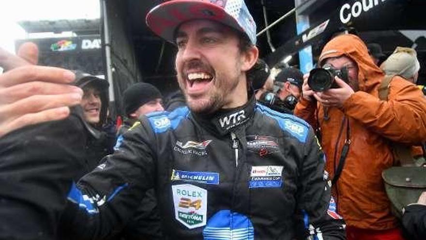 Fernando Alonso celebra su victoria en las 24 Horas de Daytona.