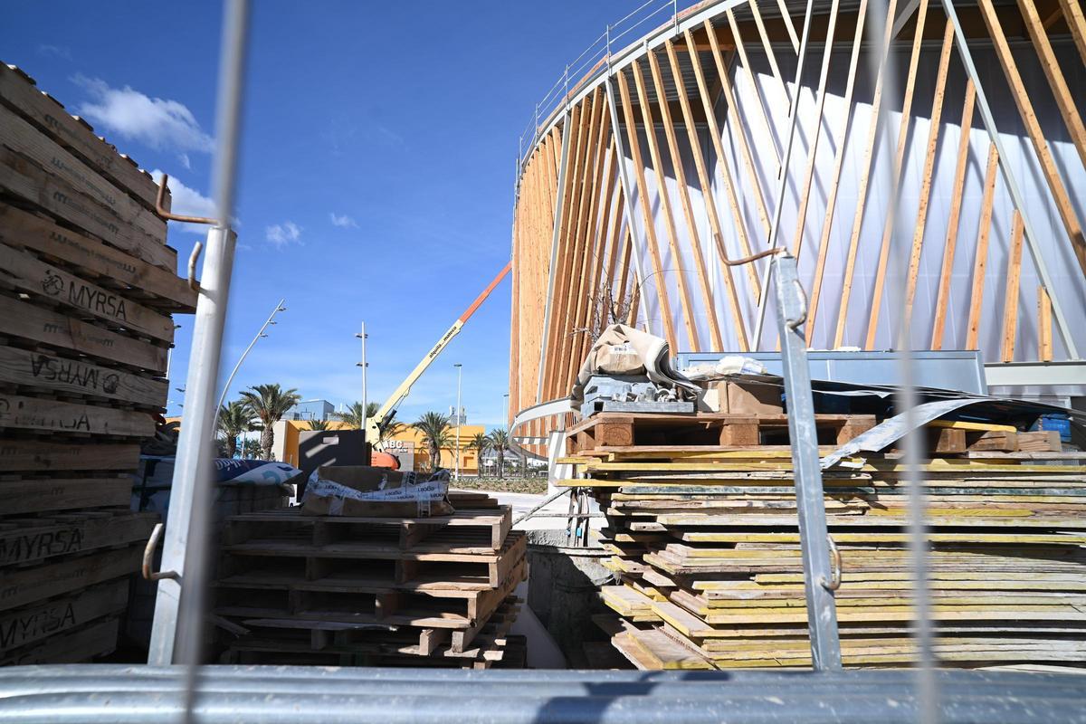 Material acumulado en el exterior este mismo jueves.