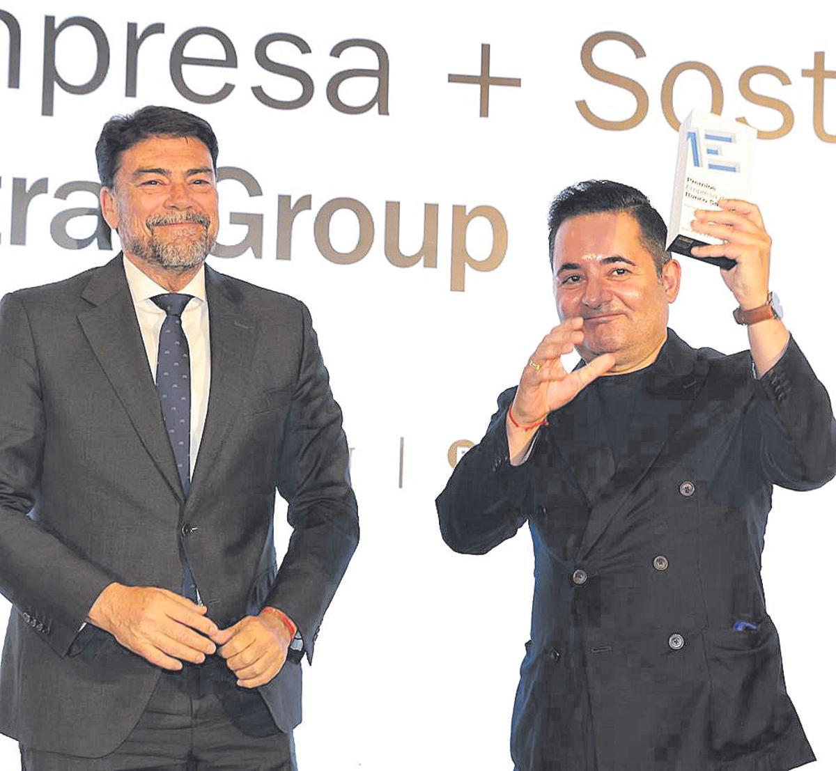 Manuel Latorre Cuartero, CEO de Catral Garden, recibe el premio de manos del alcalde de Alicante, Luis Barcala.