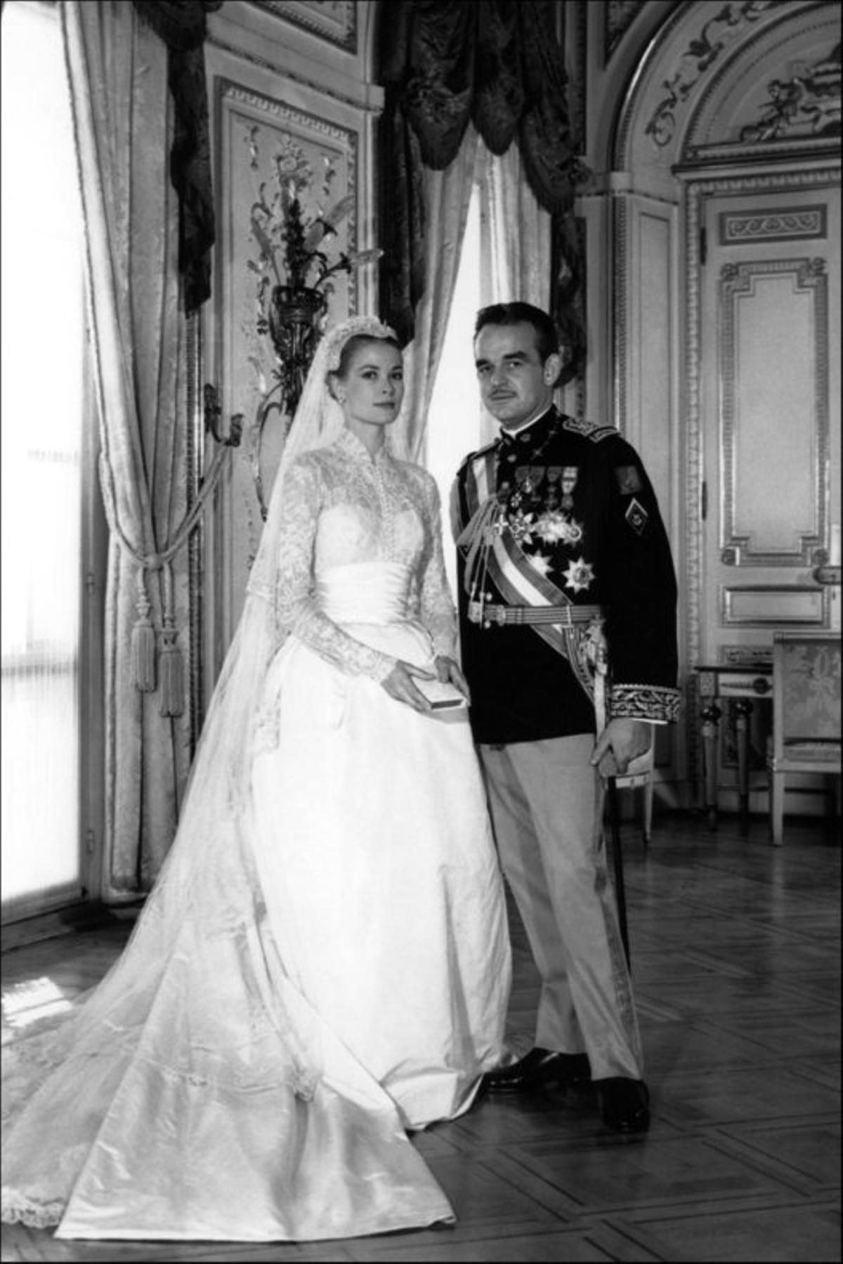 Grace Kelly y el príncipe Rainiero de Mónaco, vestidos de boda, el 19 de abril de 1956.