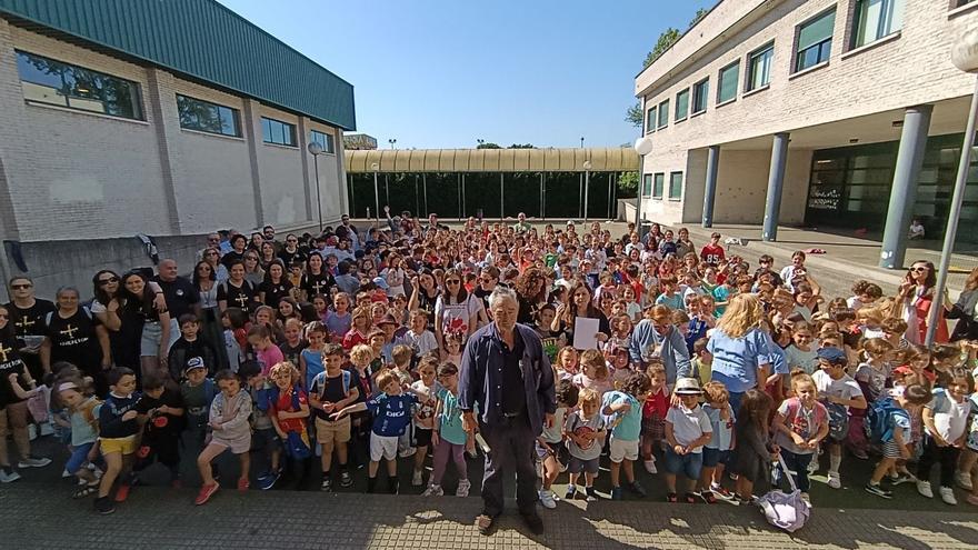Sorpresa para el conserje del colegio de La Fresneda en su jubilación: &quot;Ha sido parte del alma del centro&quot;