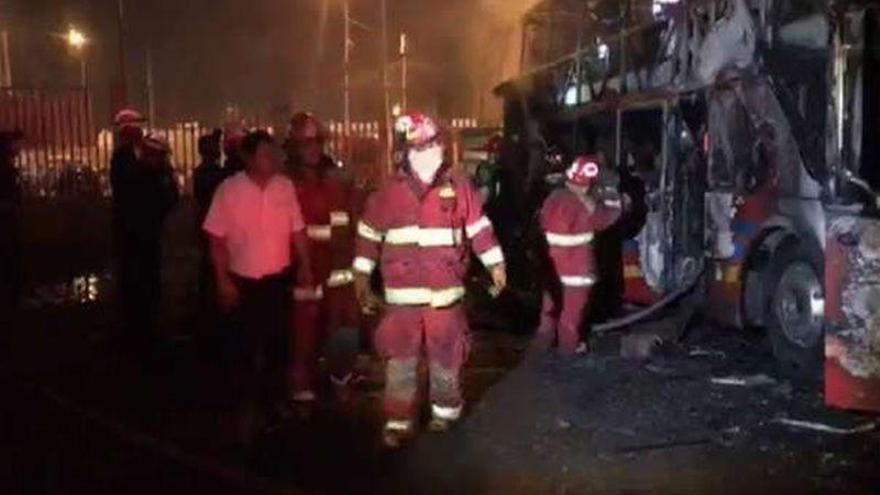 Perú: Al menos 20 muertos por el incendio de un autobús de pasajeros