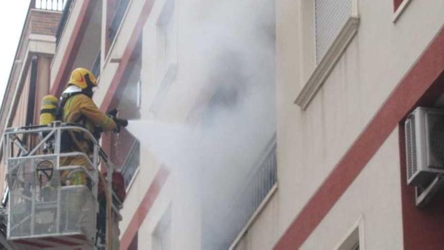 Rescatan a dos ancianas atrapadas por el humo y desalojan 20 pisos