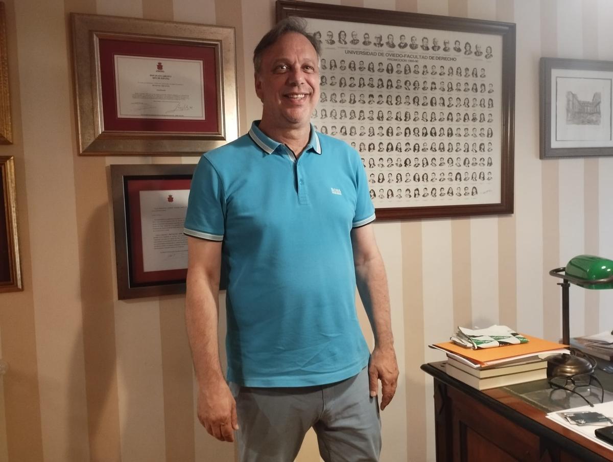 Rafael Abril, en su casa de Langreo.