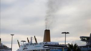 Crucero con los motores en marcha atracado en el puerto de Barcelona. 