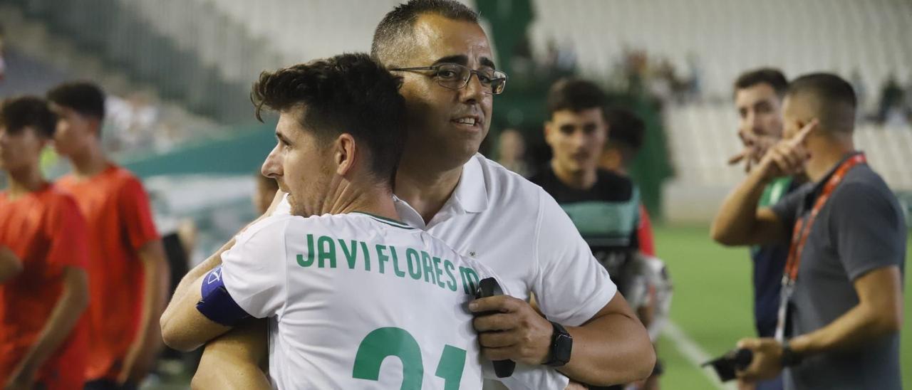 El abrazo entre Javi Flores y Germán Crespo tras la victoria ante el Unionistas.