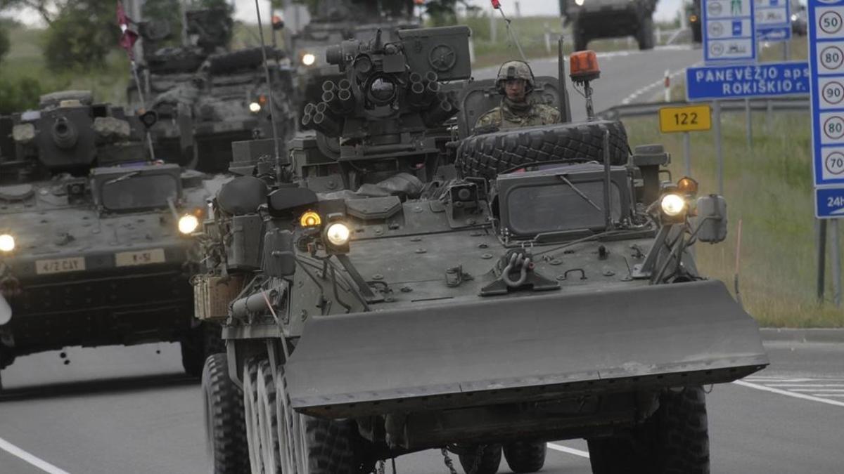 Soldados estadounidenses cruzan la frontera entre Lituania y Letonia, cerca de la localidad de Subate, durante los ejercicios de la OTAN, este lunes.