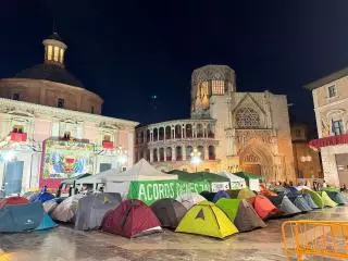 La acampada de docentes vuelve a tomar el centro de la plaza de la Virgen tras el Corpus