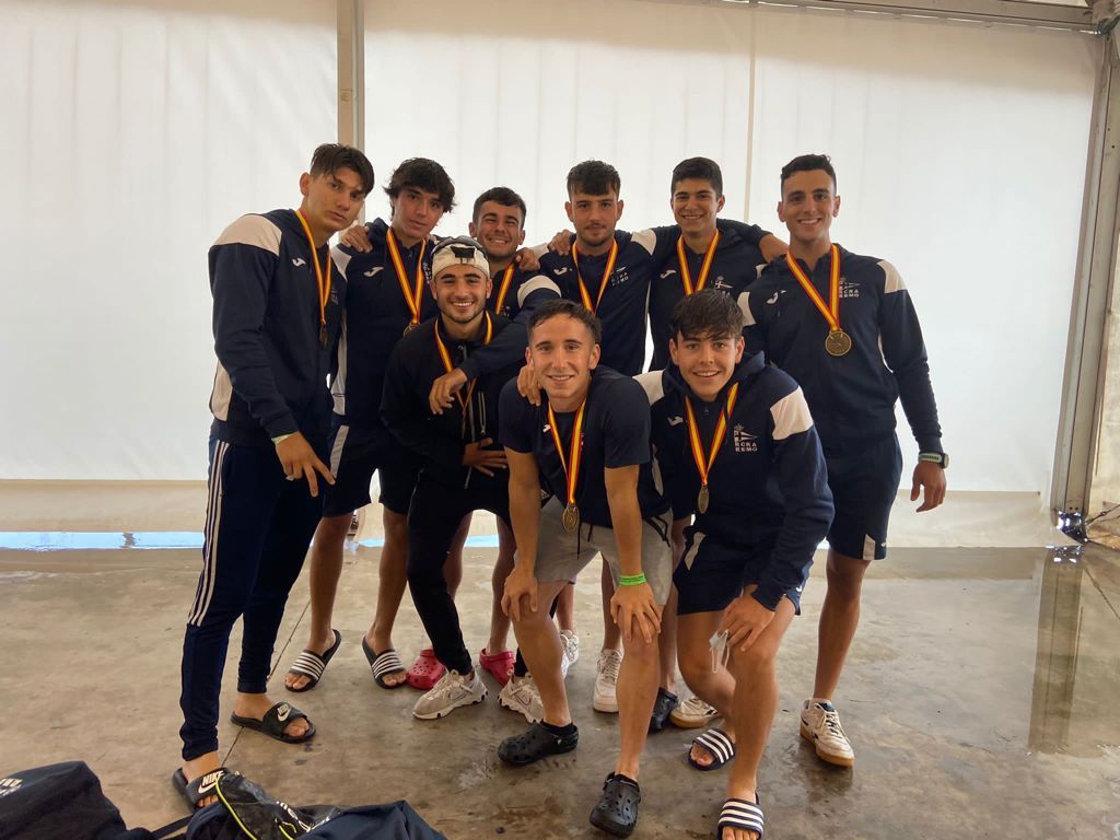 Los remeros del Real Club de Regatas de Alicante posan sonrientes después de ganar la medalla de oro en Denia.