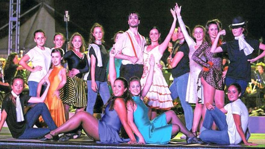 Nieves Portas y Emilio Serrano, en el centro, rodeados de las bailarinas de la Estudio Capricorn después de la coreografía de ´America´, del musical West Side Story.