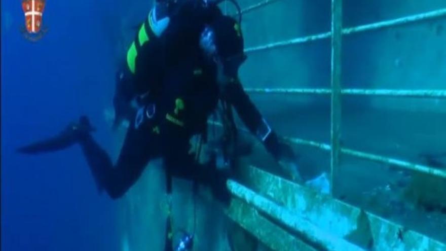 Buzos de la policía italiana graban el interior del Costa Concordia