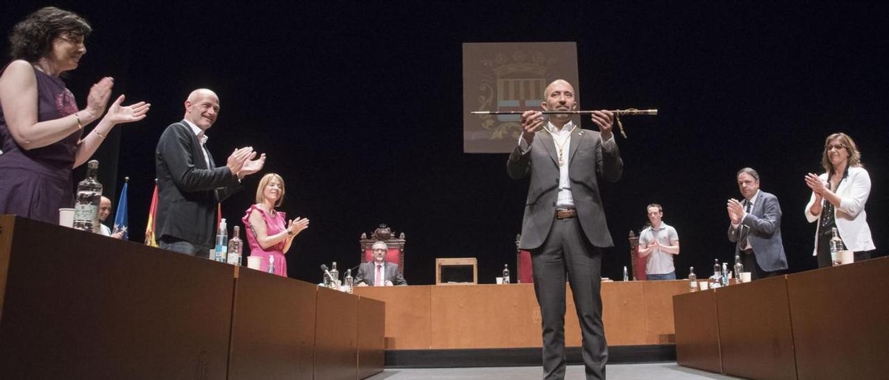 Marc Aloy amb la vara d’alcalde després del seu nomenament com a batlle de Manresa