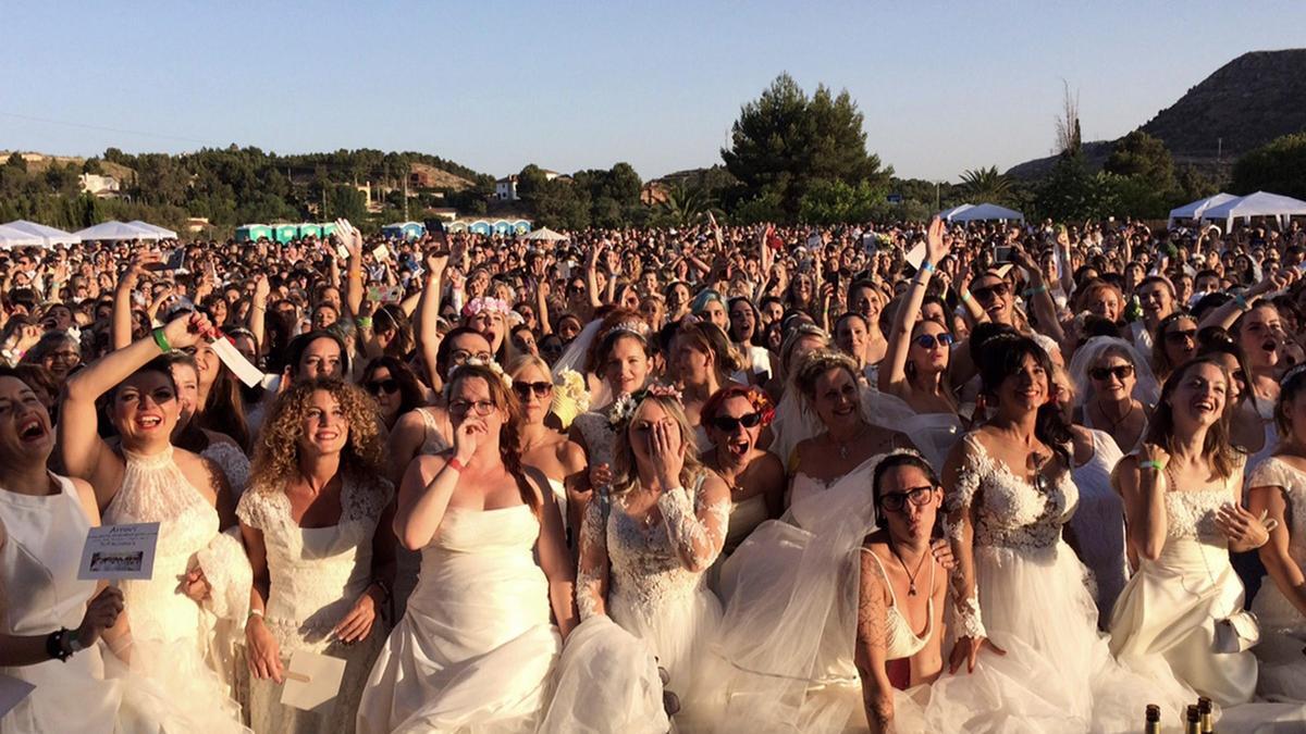 Récord Guinness a la mayor reunión de personas vestidas de novias, en Petrer