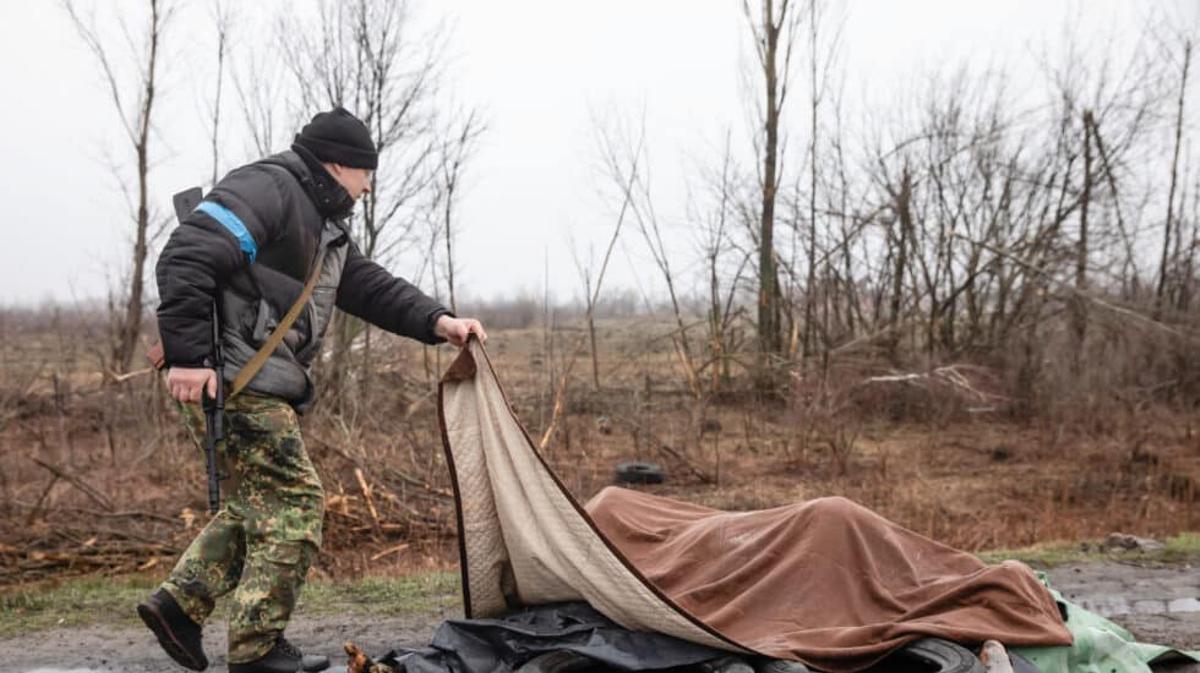 Un soldado ucraniano, en una cuneta de Bucha