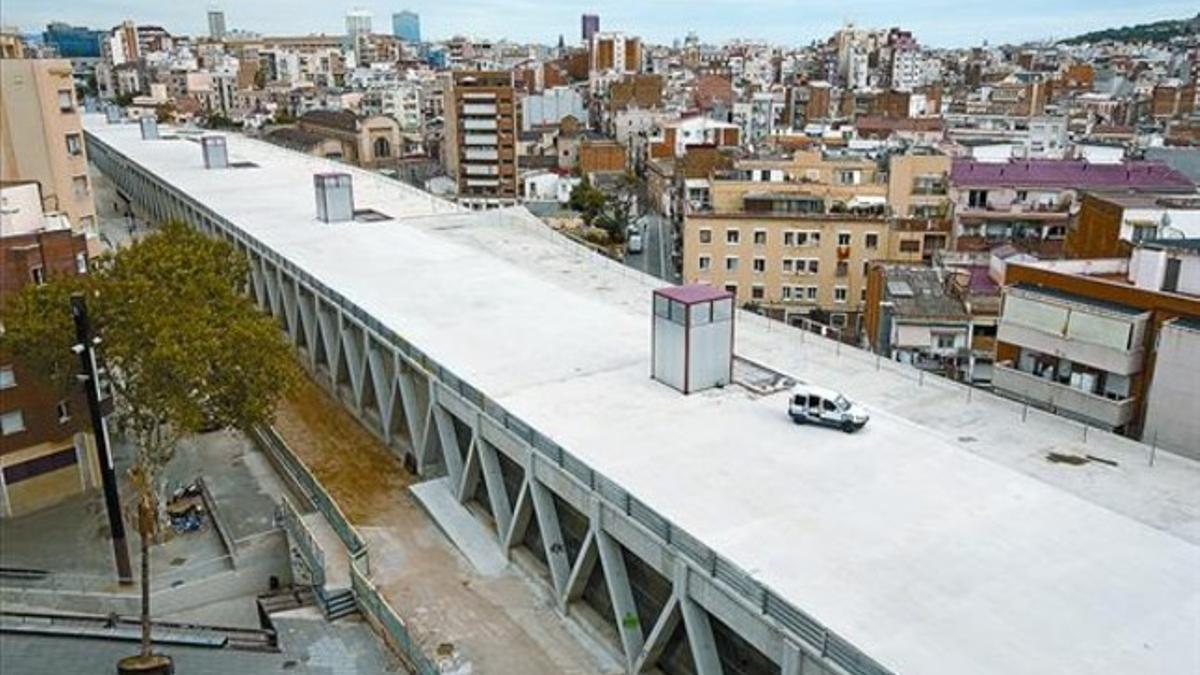 Aspecto actual del cubrimiento de las vías del AVE en la calle de Antoni de Capmany, en Sants, ayer.