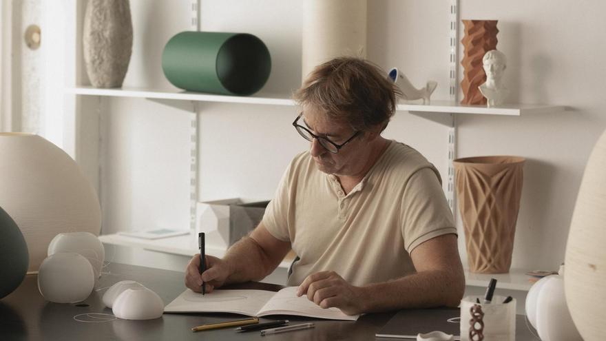 Héctor Serrano en su estudio.