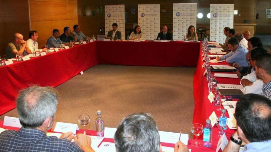 Asistentes a la reunión sobre la feria agroganadera celebrada ayer en Silleda.